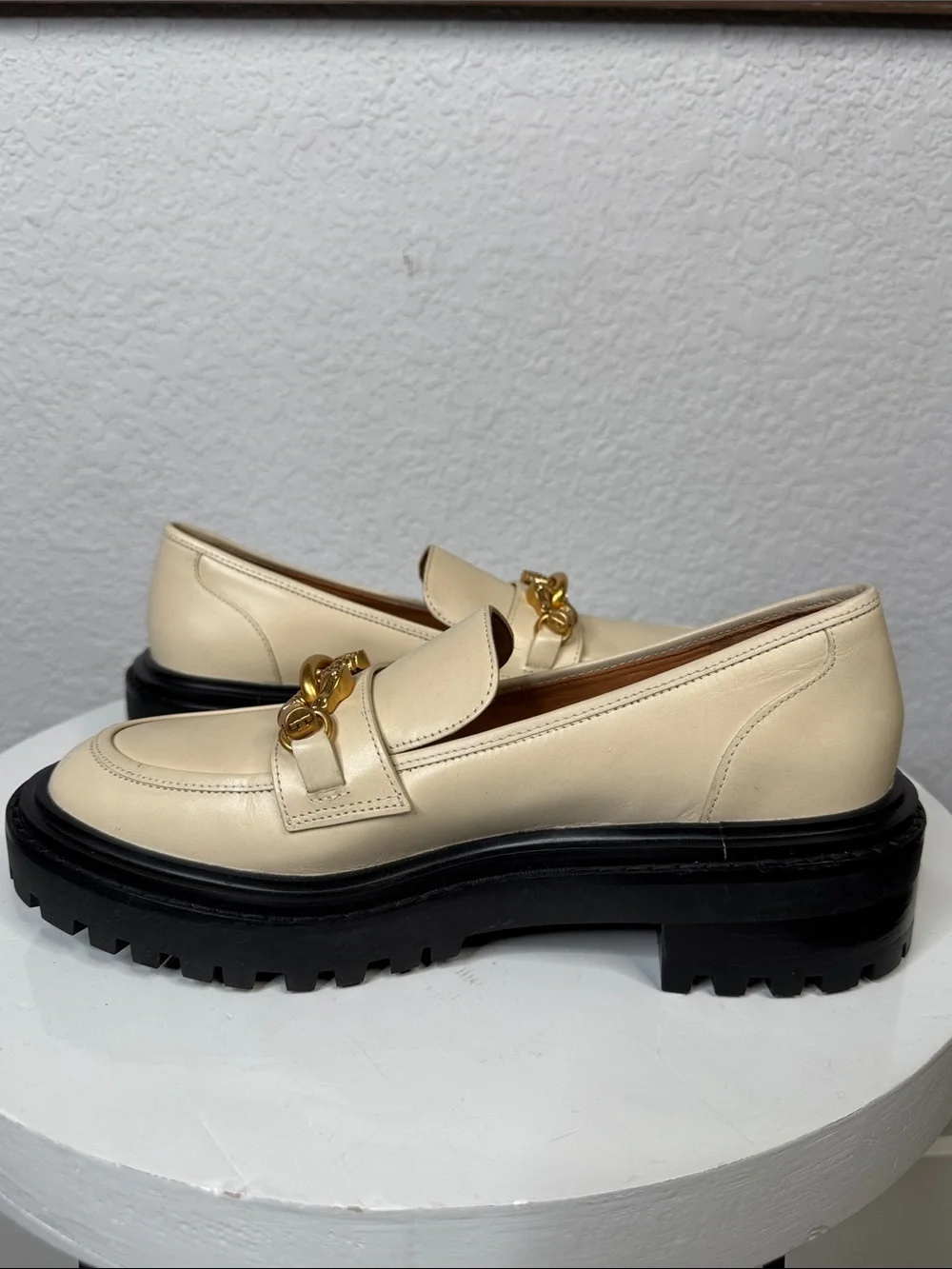TORY BURCH JESSA CREAM LEATHER LUG SOLE LOAFER EQUESTRIAN CHAIN ACCENT *NWT*